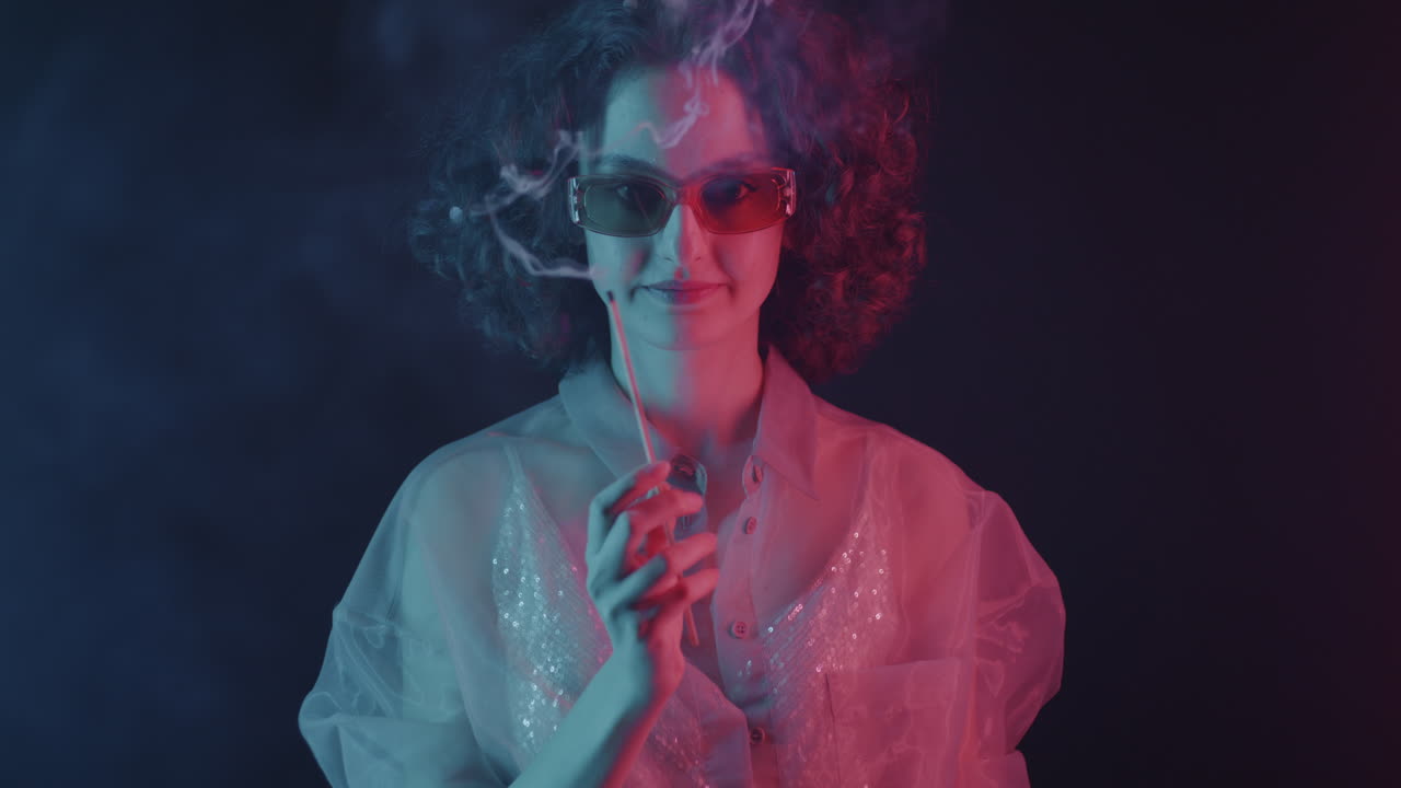 retrato de moda de neón de una mujer