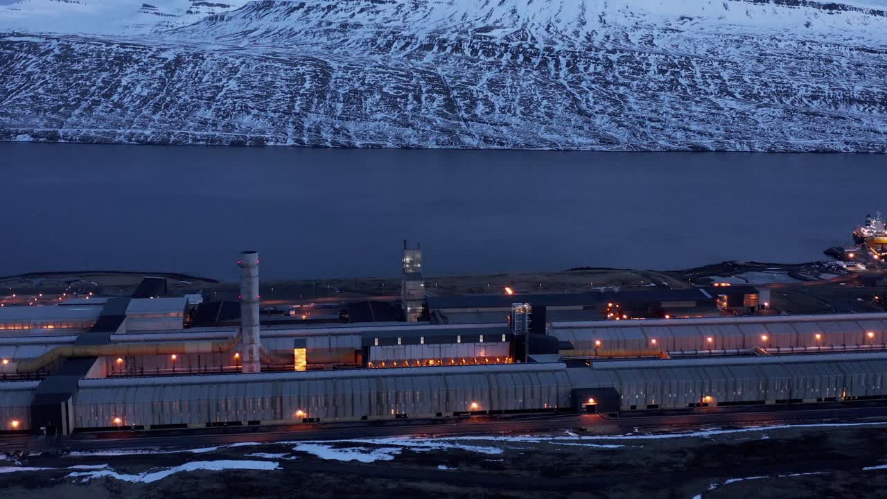 reyðarfjörður fjord, 공중에서 밤 시간에 알루미늄 제련소 공장