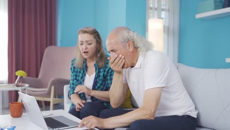 Das-Paar-Ist-Verärgert-über-Das,-Was-Sie-Auf-Dem-Laptop-Sehen.