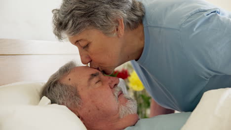 Enfermo,-Beso-Y-Pareja-De-Ancianos-En-La-Cama-En-El-Hospital