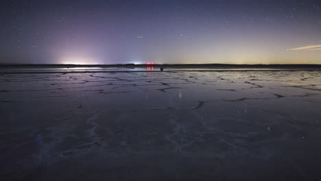 Lapso-De-Tiempo-De-La-Puesta-De-La-Luna-Y-Las-Estrellas-En-Un-Espejo-Como-Un-Lago