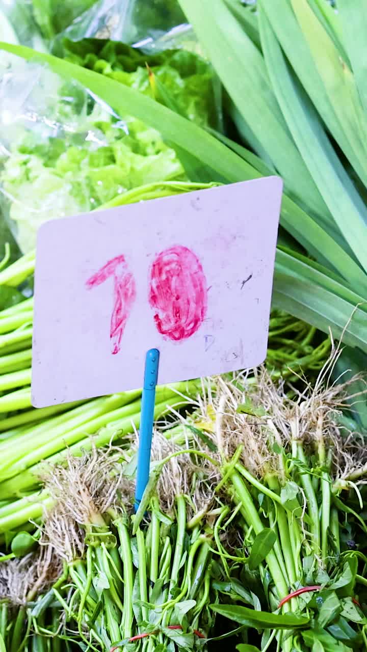 verduras frescas expuestas en el mercado