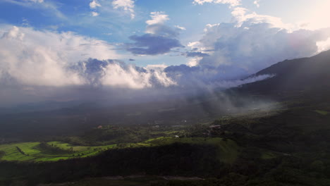 Fliegen-Sie-Mit-Einer-Drohne-über-Einen-Bewaldeten-Vulkan-In-Guatemala