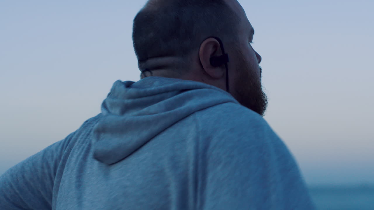 hombre corriendo al aire libre con desafío de perder peso