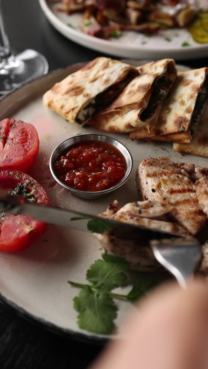 pollo a la parrilla y plato de shawarma
