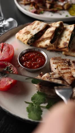 pollo a la parrilla y plato de shawarma