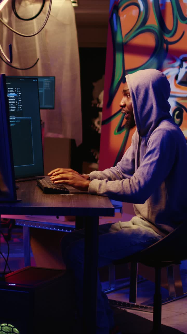 Lodret video. Ondsindede mænd hacker computere
