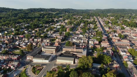 Toma-Aérea-Lenta-De-Camiones-Que-Revela-El-Distrito-De-Columbia,-Pequeña-Ciudad-De-América,-Lancaster,-Pennsylvania,-Estados-Unidos,-Hogares,-Negocios,-Vecindario,-Comunidad