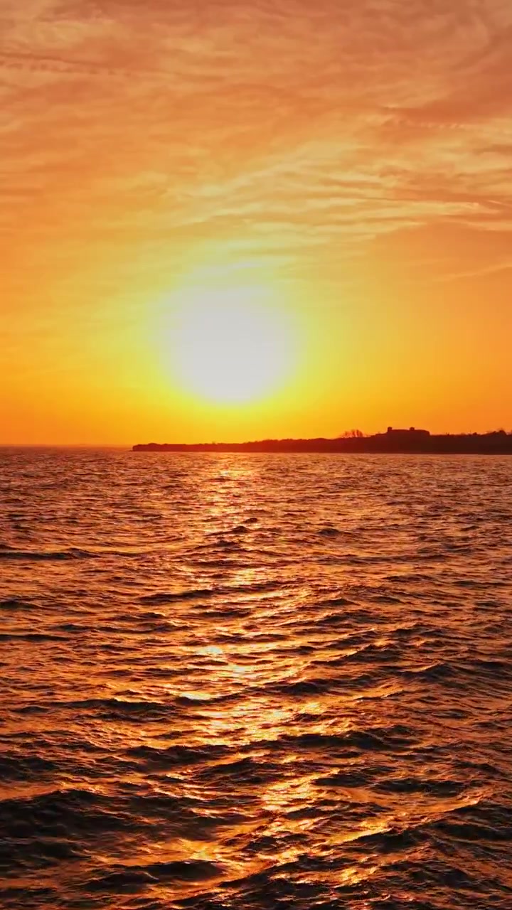 Solnedgang over havet i Nesebar, Bulgarien, der indfanger levende farver