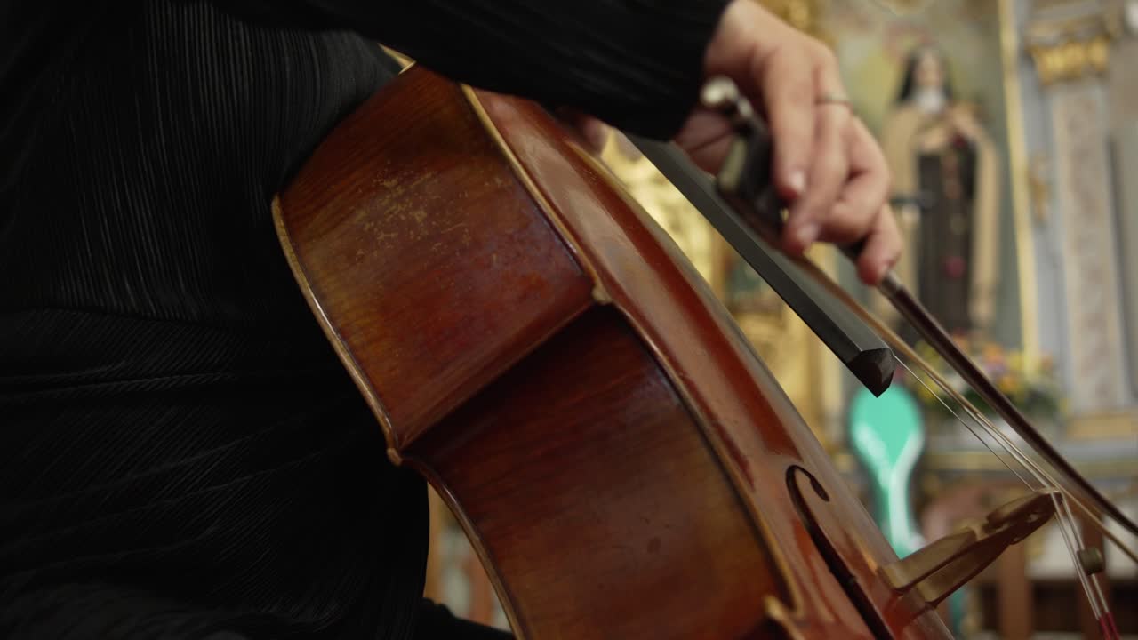 interpretación de violonchelo en una iglesia