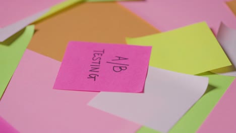 concepto de negocio de notas adhesivas giratorias con pruebas a/b escritas en la nota superior 1