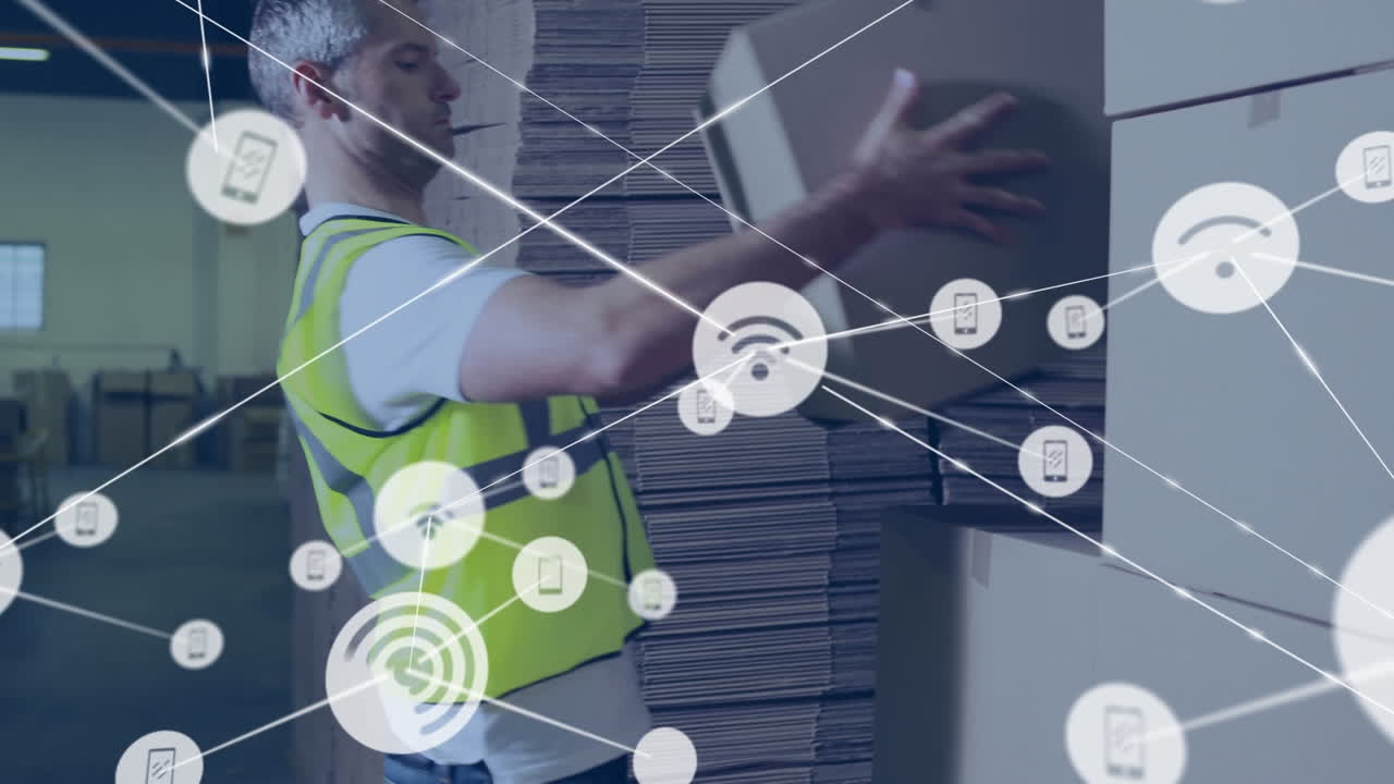 animación de una red de iconos digitales contra un trabajador caucásico apilando cajas en un almacén