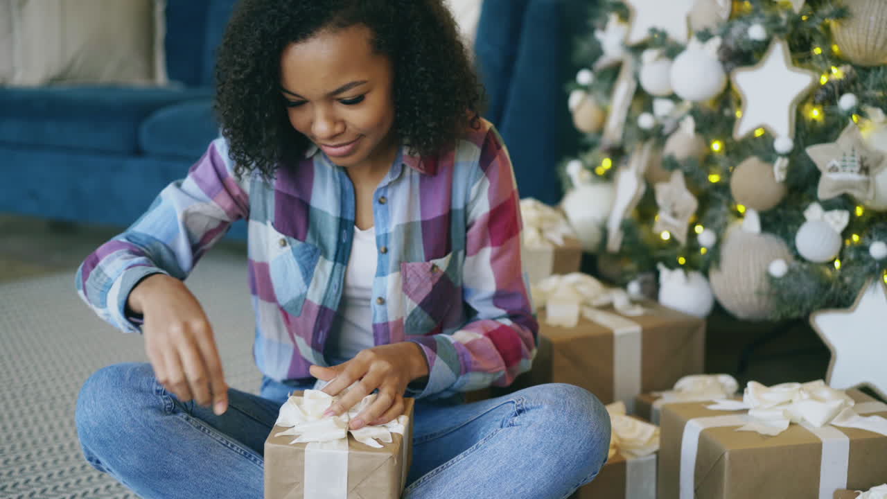 Ragazza che apre regali di Natale