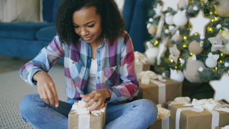 niña abriendo regalos de navidad