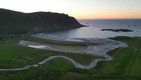 Malerische-Naturlandschaft-Während-Der-Dämmerung-In-Fredvang,-Lofoten,-Norwegen---4K-Luftaufnahme