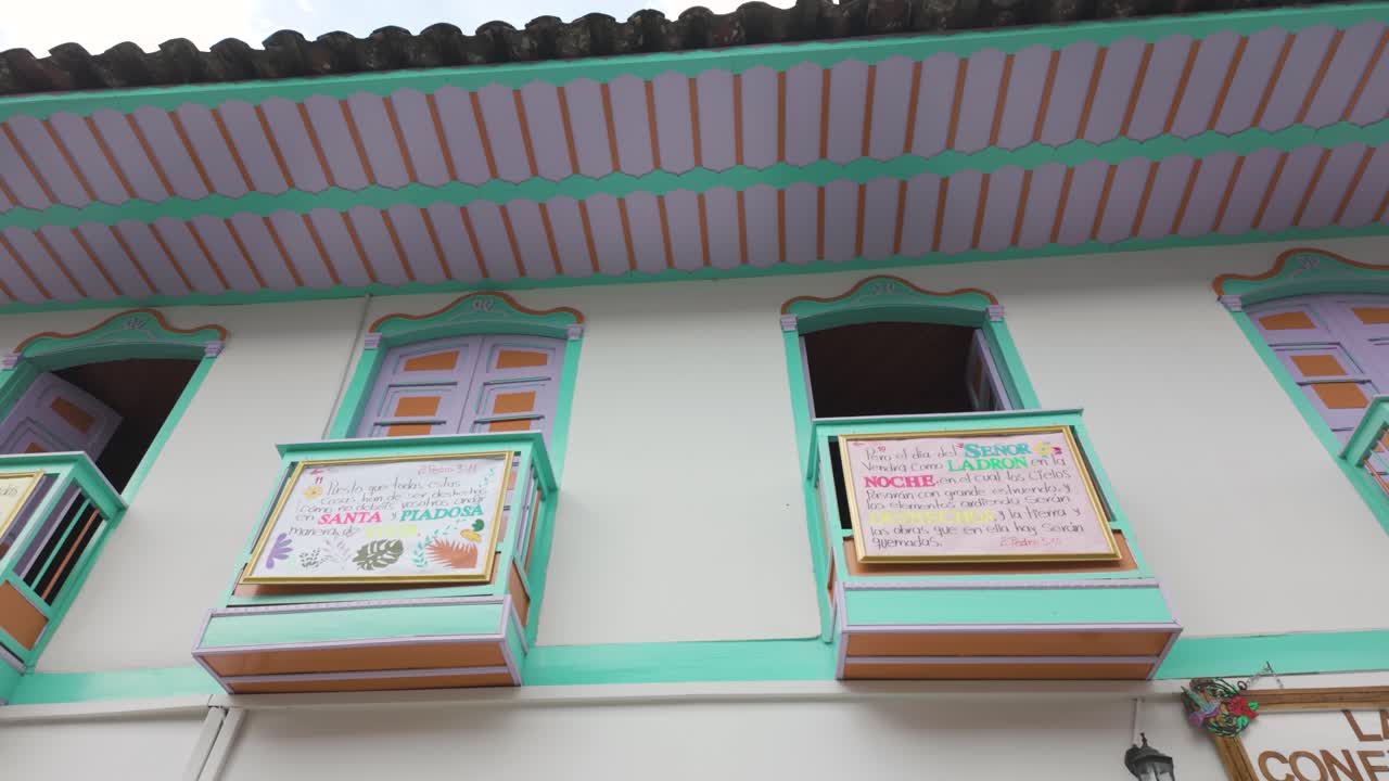 컬러풀한 발코니 필란디아 스트리트의 건축 및 역사적인 전면, 콜롬비아의 오래된 도시, 파닝