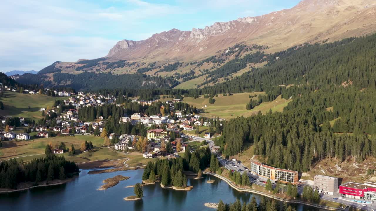 graubuenden 산 사이 계곡에서 valbella 마을을 보여주는 오름차순 샷