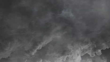 Tormenta-En-Espesas-Nubes-Cumulonimbus