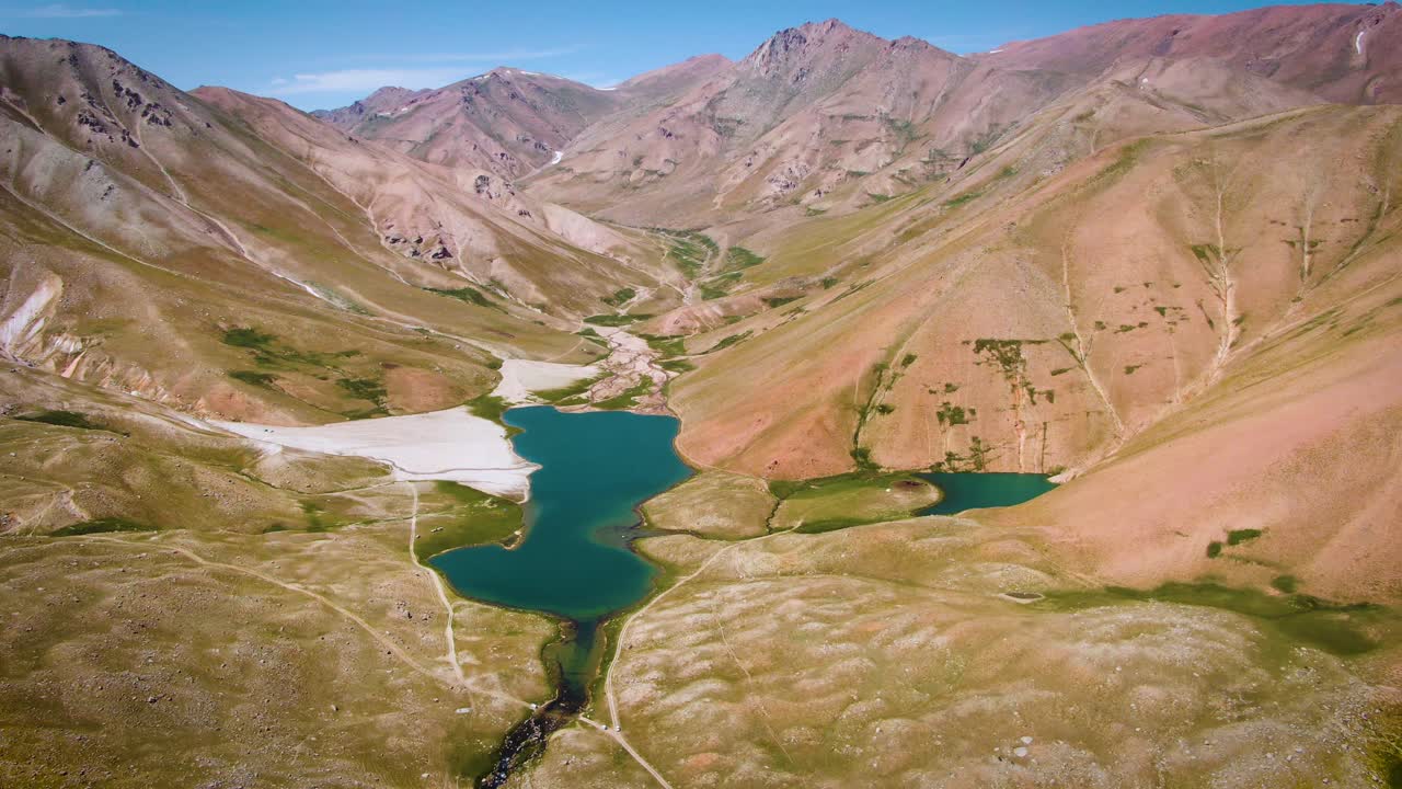 pintoresco lago y valle junto a las montañas durante el verano en uzbekistán