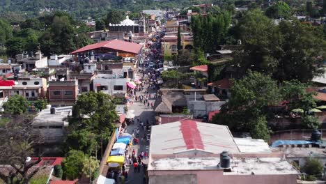 Eine-Drohnenaufnahme-Der-Belebten-Straßen-Von-Tepoztlán,-Mexiko