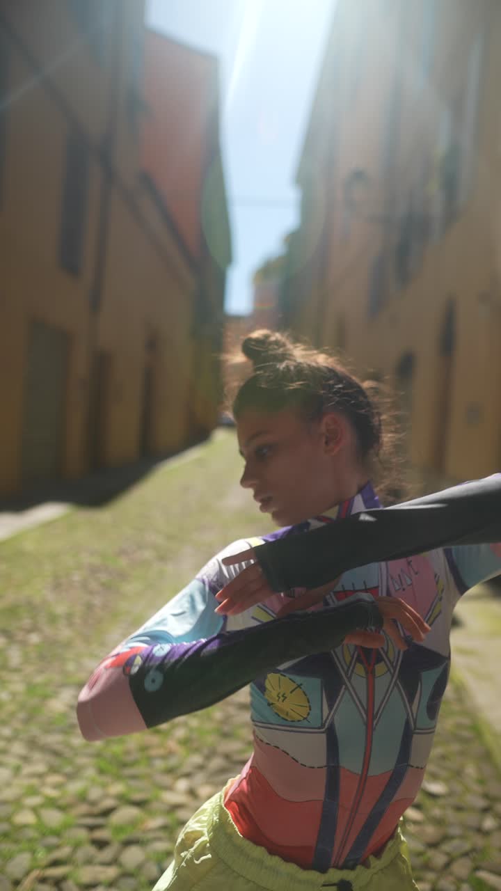 mujer joven posando en ropa vibrante en un entorno urbano