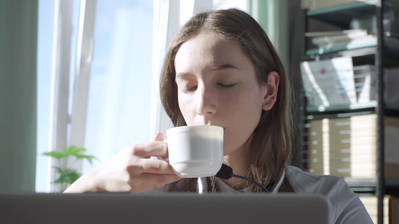 사무실에서 커피 휴식