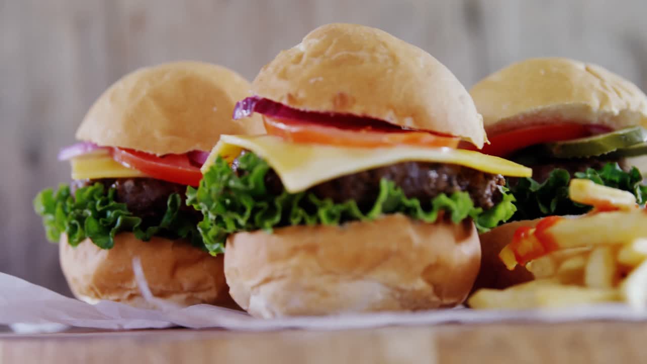 hamburguesas en tablero de madera