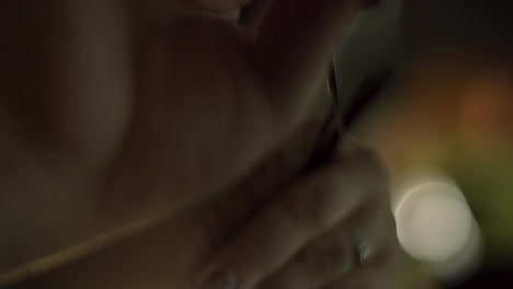 primer plano de un corte de cabello
