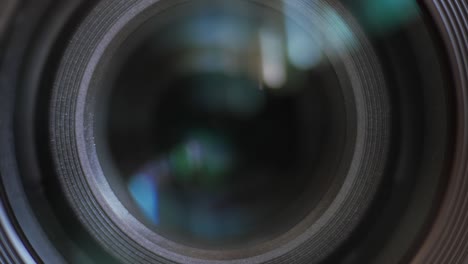 cerrando el ojo de la lente de la cámara.