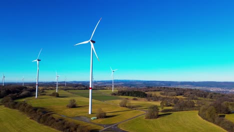 Nachhaltige-Windenergieerzeugung-In-Malerischer-Landschaftskulisse