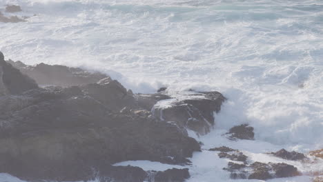 Toma-Cercana-De-Olas-De-Agua-Blanca-Rompiendo-A-Lo-Largo-De-Las-Rocas-De-Big-Sur-California