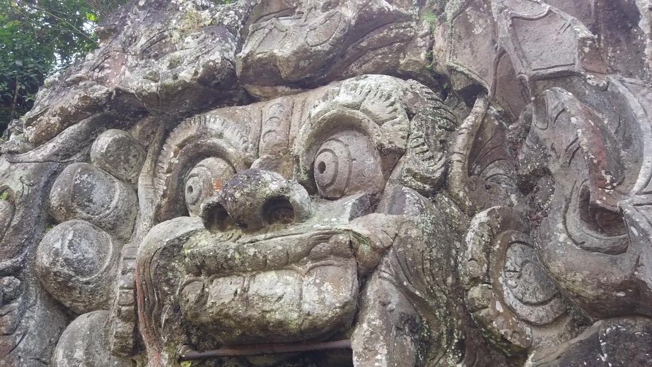 Goa Gajah Olifantengrot Oude Steenhouwwerk Close-up in Ubud, Bali, Indonesië.