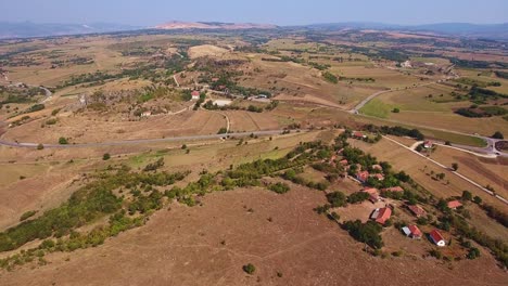 Paisaje-Montañoso-Con-Carreteras,-Coches-Que-Viajan