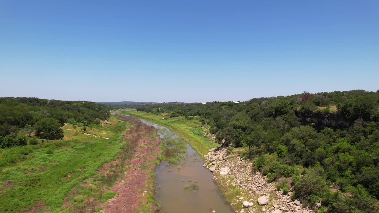 imágenes aéreas del río pedernales en spicewood, texas