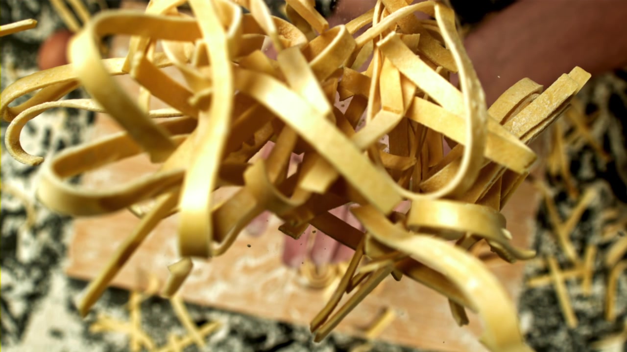 Tagliatelle fresche che cadono al rallentatore