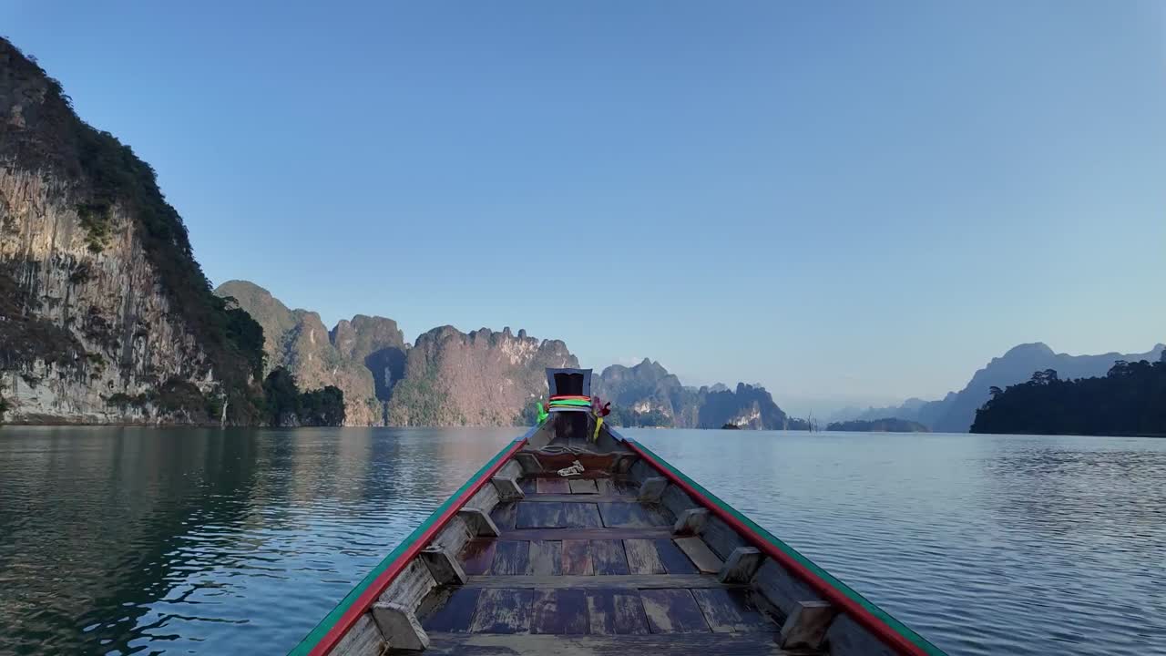 태국 수라트타니 (surat thani) 에 있는 카오소크 국립공원 (khao sok national park) 의 아름다운 하늘 풍경