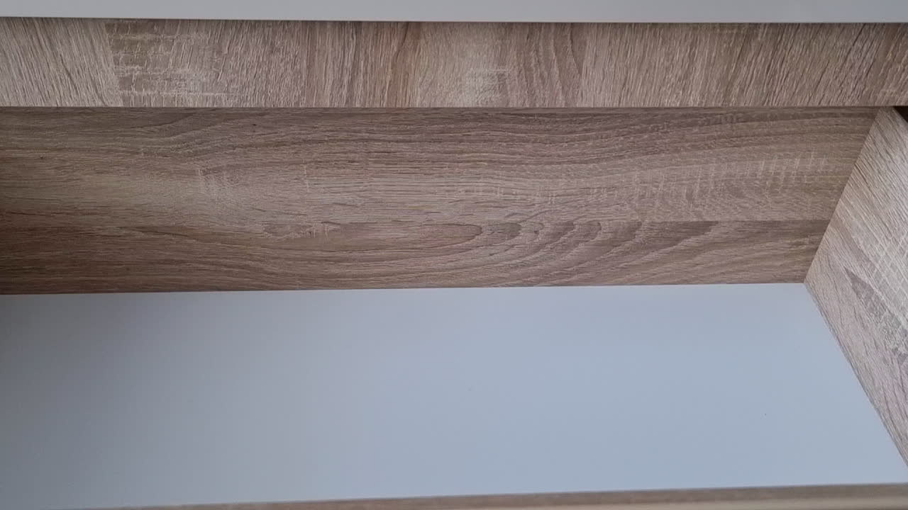 abriendo y cerrando un armario vacío en un armario de madera