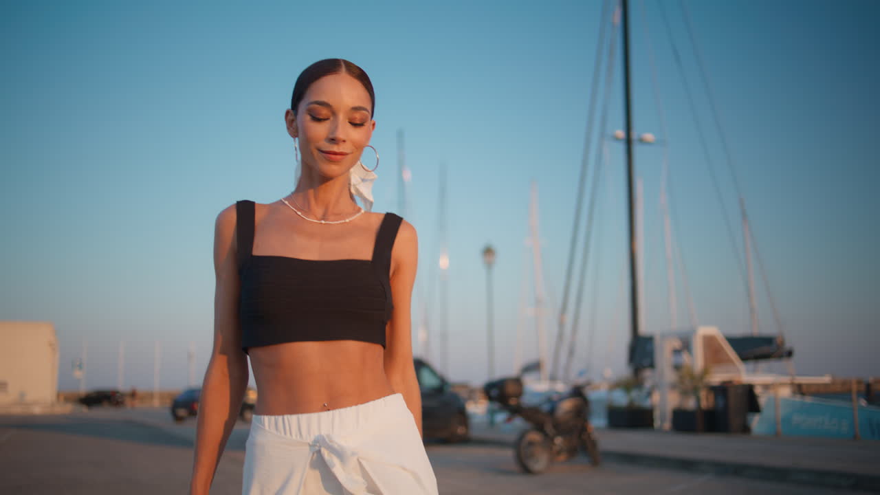 mujer elegante en el puerto deportivo