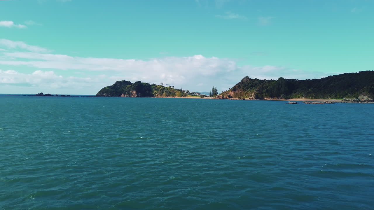 여름에 뉴질랜드 섬만의 고요한 푸른 바다 - 바다 모험 - 슬로우 모션