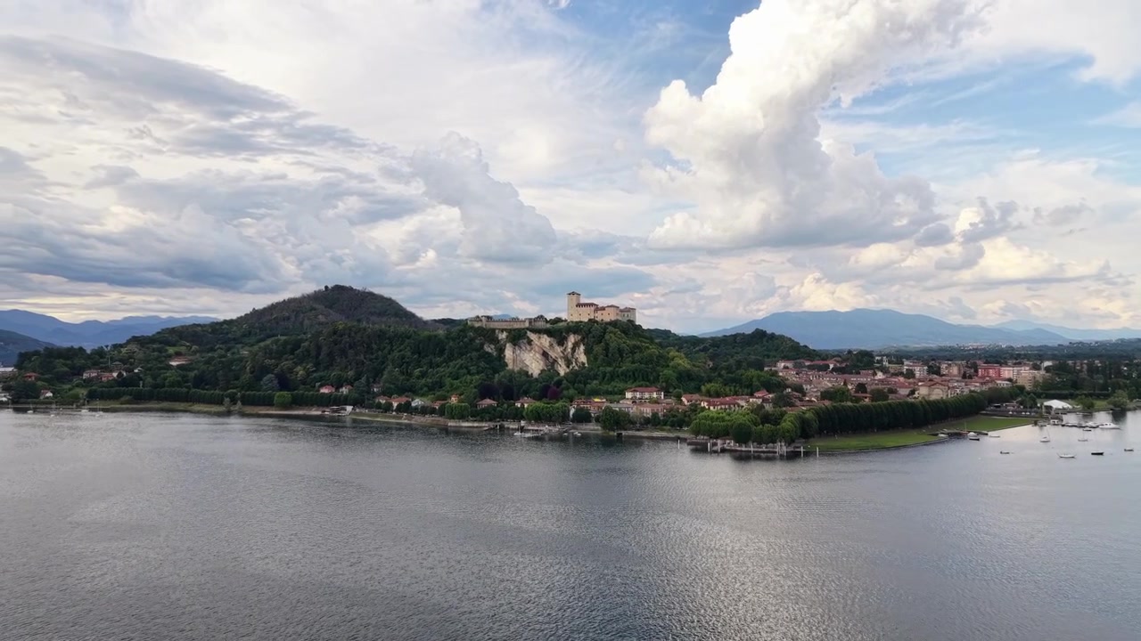 Castelo Borromeu Acima da Margem do Lago Maggiore. AÉREO.
