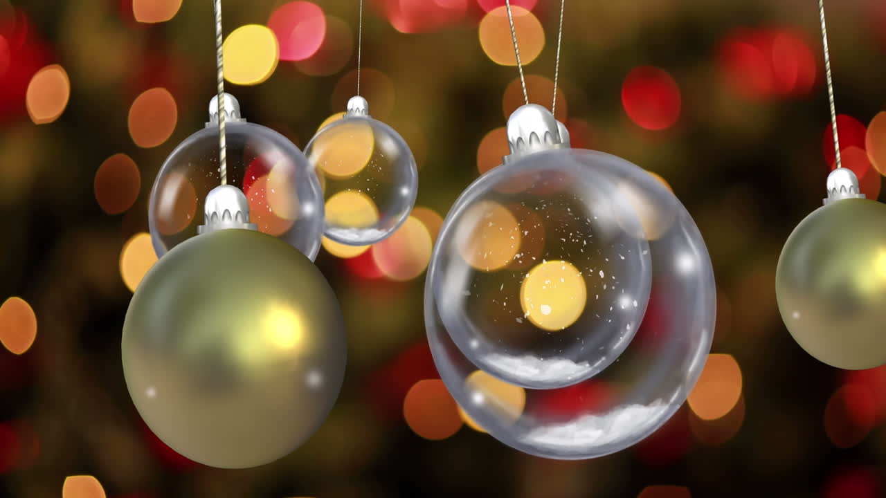 Animazione di palline di Natale che pendono sopra lucine natalizie tremolanti sullo sfondo.