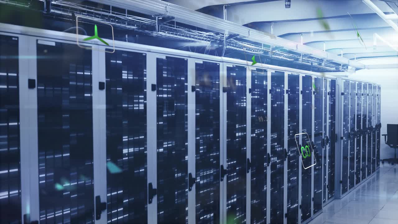 In un'inquadratura grandangolare, icone digitali verdi che fluttuano sopra gli armadi dei server mostrando un flusso di dati astratto.