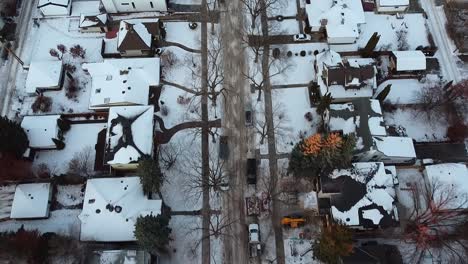 4-4-Luftaufnahmen-überfliegen-Winterluxuswohnsiedlungen-In-Der-Dämmerung,-Wo-Die-Sonnenuntergänge-Und-Ihre-Strahlen-Auf-Die-Kahlen-Eisigen-Baumspitzen-Und-Ein-Haus-Mit-Bauarbeitern-Einen-Eingang-In-Der-Kälte-Wieder-Aufbauen