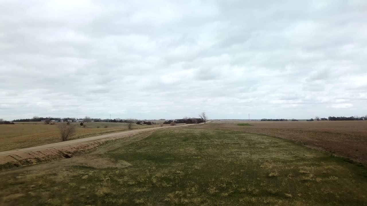 vuelo bajo sobre la vista de los campos agrícolas a principios de la primavera en la zona rural de nebraska