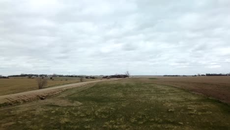 Vuelo-Bajo-Sobre-La-Vista-De-Los-Campos-Agrícolas-A-Principios-De-La-Primavera-En-La-Zona-Rural-De-Nebraska