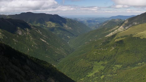 Aerial-image-in-a-mountainous-valley-in-France,-in-summer,-Pyrénées-range