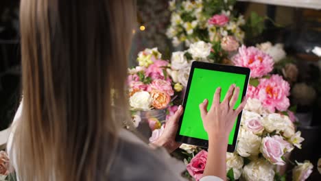 una maqueta de pantalla verde en la superficie de la computadora de la tableta ipad.