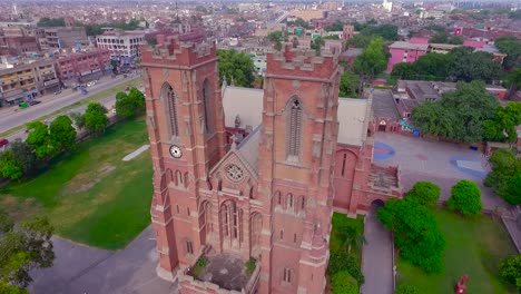 una hermosa iglesia antigua vista aérea de cerca, una cruz y un reloj en la pared de la iglesia, una cruz de piedra colocada en el suelo de la iglesia