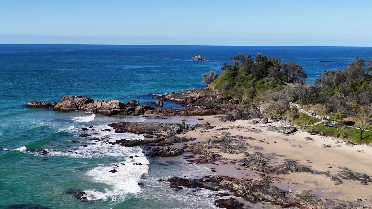 Veduta aerea di costa rocciosa e spiaggia sabbiosa