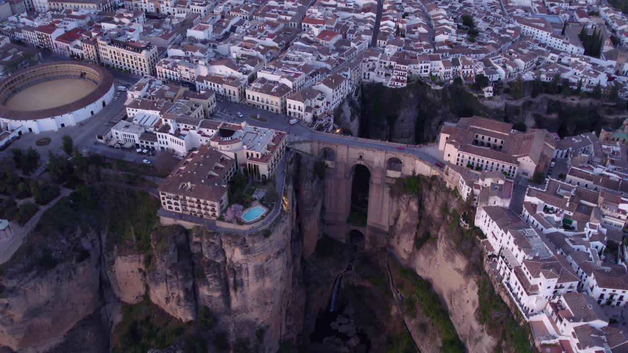Rondas naturskønne bro med kløft i Málaga, Spanien